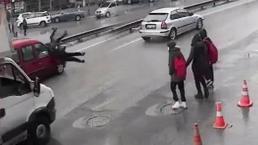 İstanbul'da yolun karşına geçmeye çalışan 3 öğrenciye otomobil çarptı!