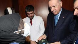 ‘Yılın hemşiresi’ Büşra Torun, ödülünü Cumhurbaşkanı Erdoğan’dan aldı
