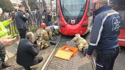 Fatih'te bir kişi tramvayın önüne atlayarak intihar etti