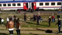 Feci kaza! Kamyonet ve tren, hemzemin geçitte çarpıştı