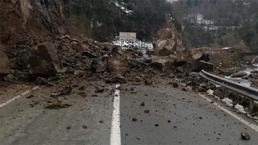 Rize’de heyelan; düşen kayalar yolu kapattı