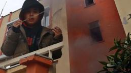 Apartmanda yangın çıktı, balkonda mahsur kalan çocuk ellerini açıp ağlayarak dua etti