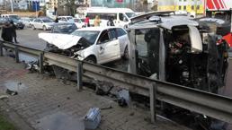 Hafif ticari araç taklalar atarak 3 araca çarptı: 5 yaralı