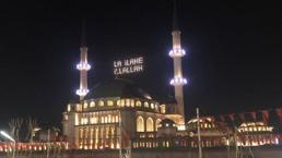 İstanbul camilerinde Ramazan'ın habercisi mahyalar yakıldı