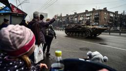 Ukrayna’da halk cepheden dönen tankları sevgiyle karşıladı