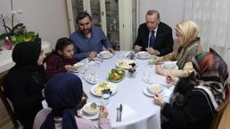 Cumhurbaşkanı Erdoğan, Ümraniye’de bir vatandaşın evinde iftar yaptı!