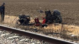 Tarla sürerken raya çıkarılan traktöre tren çarptı