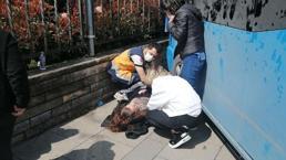 Kadıköy'de kaldırıma çıkan minibüs 2 kişiyi ezdi