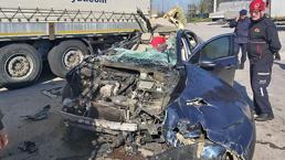 TEM’de feci kaza! Araç, dinlenme tesisindeki tıra ok gibi saplandı