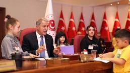 Bakan Akar, şehit ve gazi çocuklarıyla bir araya geldi