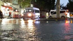 Diyarbakır'da sağanak yağış, cadde ve sokakları su bastı