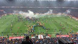 Trabzonspor - Antalyaspor maçı bitmeden seyirciler sahaya girdi!