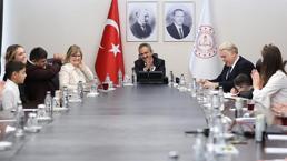 Bakan Özer çocukları kabul etti