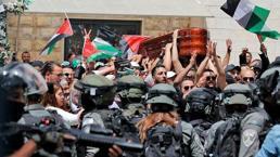 İsrail polisinden akılalmaz müdahale! Cenaze karıştı, tabut yere düştü 