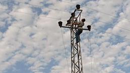 12 metrelik elektrik direğinde böyle asılı kaldı