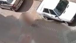 Sokakta çıplak bekledi