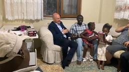 Bakan Soylu, ırkçı saldırıya uğrayan aileyi evinde ziyaret etti