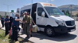 Evine bırakılmayınca şoförü bıçaklayıp, minibüsün camını kırdı, 2 yolcuyu yaraladı