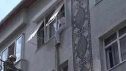 Pencereden böyle kaçmaya çalıştı! Film gibi olay