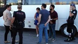 Kadının sokak ortasında korku dolu anları! Otomobilden bir anda bıçakla indi