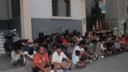 İzmir'de 98 göçmen kurtarıldı, 2'si Türk 3 kişi gözaltına alındı