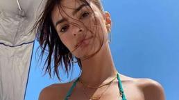 Emily Ratajkowski ihanetin ardından ortaya çıktı! Kırmızı bikiniyle görüldü