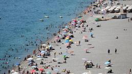 Antalya’da sahiller, yabancı turistlere kaldı  