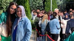 Ucuz telefonu duyan koştu, metrelerce kuyruk oluştu: ‘Dün gece saat 23.00’de sıraya girdim’ 