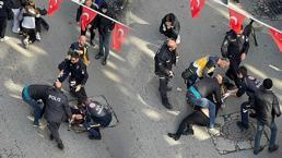 İki genç kız sokak ortasında kavga etti! Birbirlerine biber gazı da sıktılar