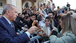 Cumhurbaşkanı Erdoğan Taksim'de simit dağıttı