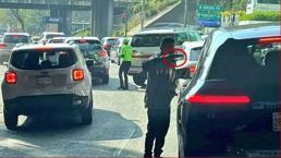Meksika’da silahlı adam trafikteki araçları soydu