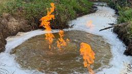 Depremden sonra oldu! Su yanmaya ve köpüklenmeye başladı, gören şaşkına dönüyor