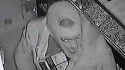 Gece yarısı ortaya çıktı, 100 bin liralık malzemeleri çalıp çıktı! İşte 'fare adam'ın anbean görüntüleri...