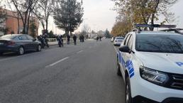 Plakasında 'Evleniyoruz, mutluyuz' yazısı bulunan araçla gelip vurdular