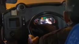 Halk otobüsü şoförü, seyir halindeyken izlediği videoyu gören yolcular isyan etti