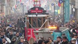 Yeni yıla saatler kala İstiklal Caddesi ve Taksim'e akın ettiler