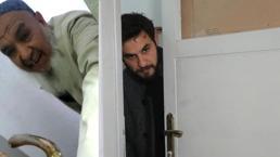 Ev sahibi - kiracı arasında trajikomik olay! Kapıdan giremeyince pencereye geçti