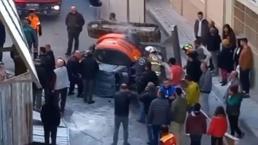 İzmir’de faciadan dönüldü: Yıkım sırasında iş makinesi 3. kattan düştü