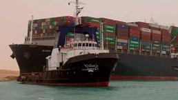 Süveyş Kanalı'nda gemi karaya oturdu