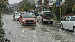 Bodrum'da sağanak! Mazgallar ve rögar taştı, yollar göle döndü