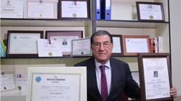 Diploma makinesi! 14 üniversite diploması var, 3 üniversiteyi birden okuyor