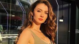 Burcu Özberk bornozlu pozlarıyla adından söz ettirdi!