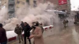 7.6 büyüklüğündeki ikinci deprem hasarlı binayı böyle yıktı