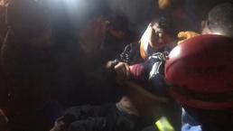 Enkaz altında kalan çocuk 15 saat sonra böyle kurtarıldı