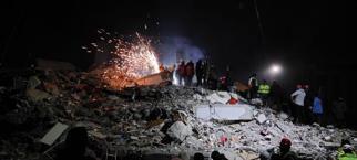 Depremin 5'inci gününde enkazdaki 9 kişi için zamana karşı yarış