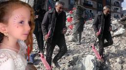 Enkaz altında torununun scooterını buldu, gözyaşlarına hakim olamadı