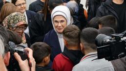 Emine Erdoğan'dan Nurdağı'nda depremzedelere ziyaret