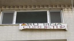 'Bu bina çürüktür' pankartı asıp evi boşalttı