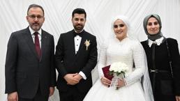Bakan Kasapoğlu, depremzede çiftin nikâh şahidi oldu