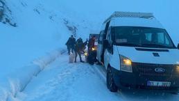 Bahçesaray- Hizan yolunda kar ve sis etkili oldu; araçlar yolda kaldı